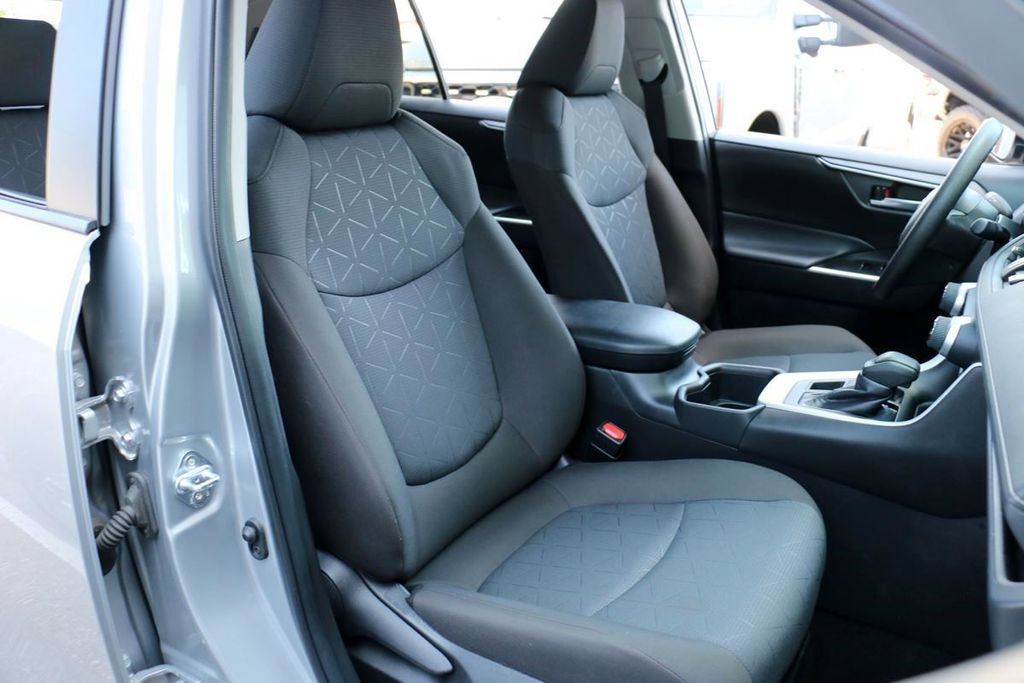 Used 2025 Toyota RAV4 XLE AWD/4WD image 30