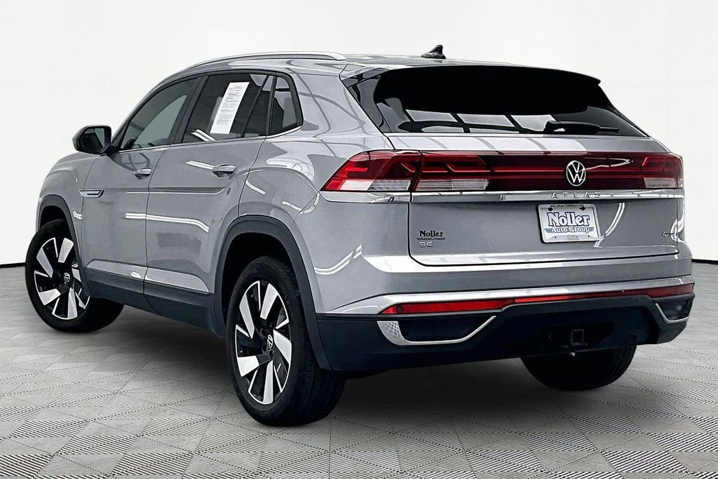 Used 2025 Volkswagen Atlas Cross Sport SE AWD/4WD image 2