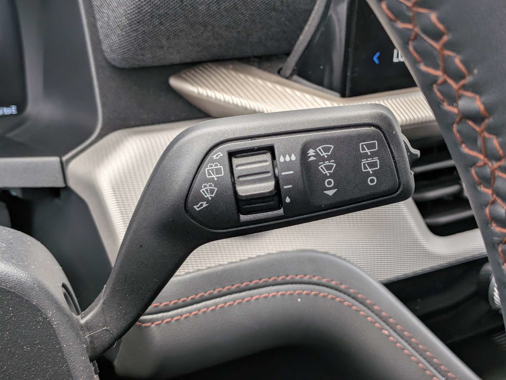 Certified 2025 Ford Explorer Active RWD image 30