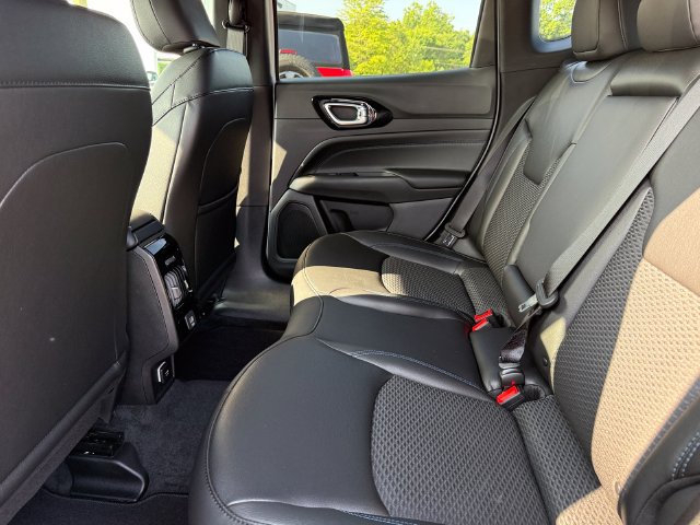 Used 2026 Jeep Compass Latitude AWD/4WD image 19