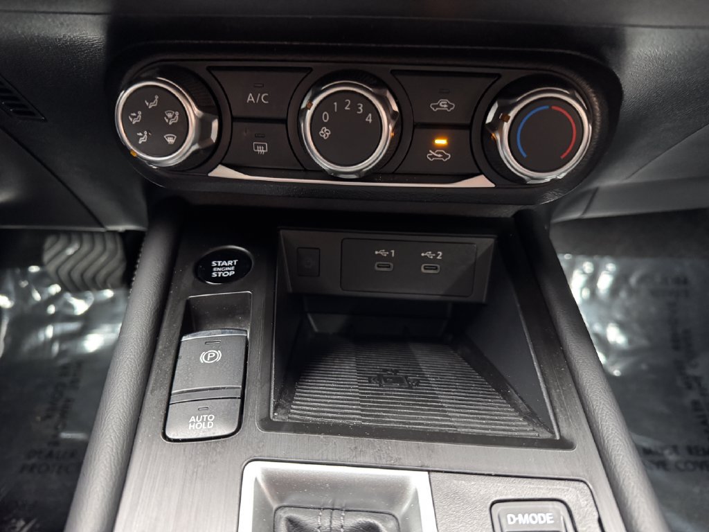 Used 2025 Nissan Kicks SV AWD/4WD image 18