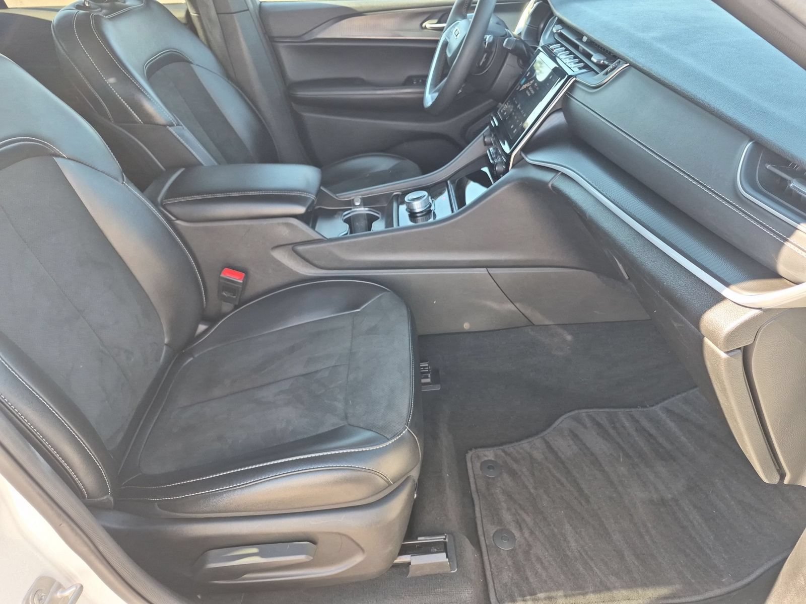 Used 2025 Jeep Grand Cherokee Altitude AWD/4WD image 30
