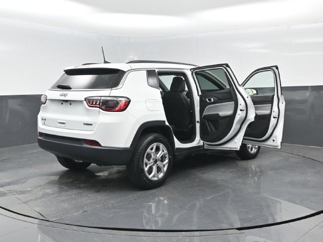 Used 2025 Jeep Compass Latitude w/ Sun & Sound Group AWD/4WD image 30