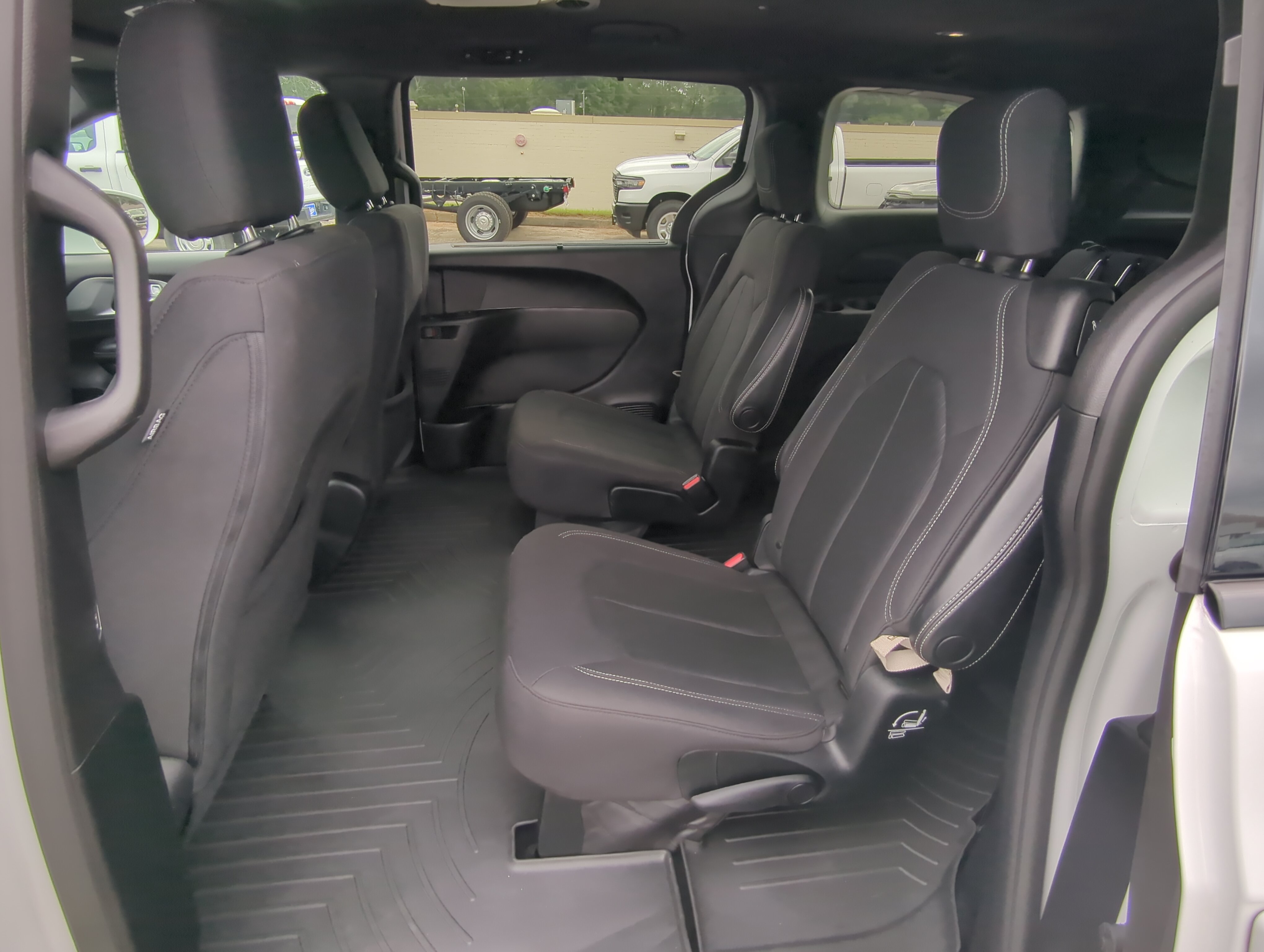 Used 2019 Chrysler Pacifica Touring Plus w/ S Appearance Package FWD image 12