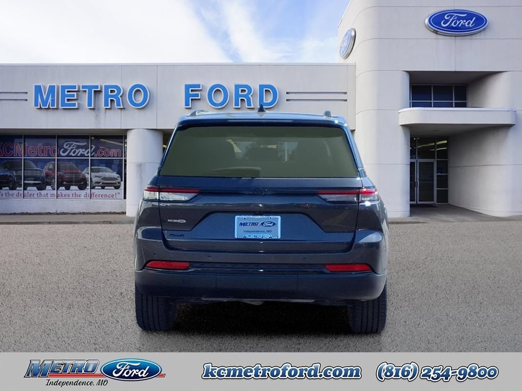 Used 2023 Jeep Grand Cherokee Altitude AWD/4WD image 4