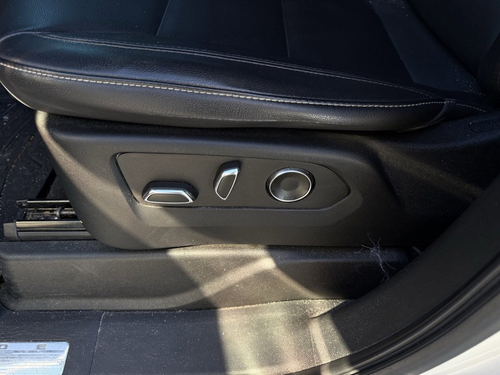 Used 2022 Cadillac Escalade Luxury image 11