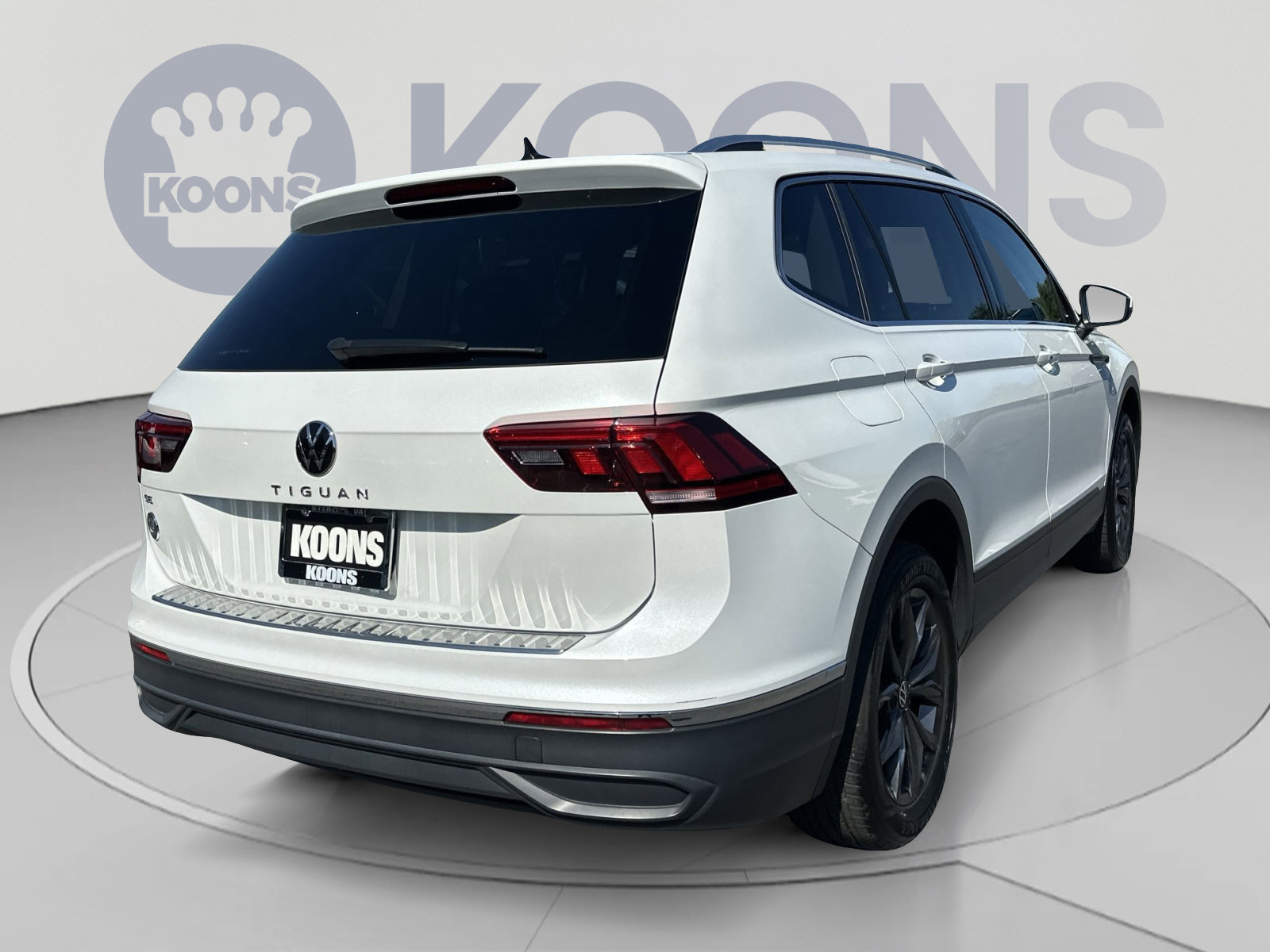 Used 2023 Volkswagen Tiguan SE w/ Panoramic Sunroof Package FWD image 16