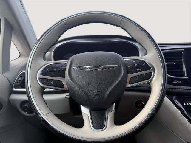 Used 2018 Chrysler Pacifica Limited FWD image 11