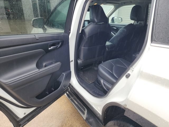 Used 2021 Toyota Highlander XLE AWD/4WD image 28
