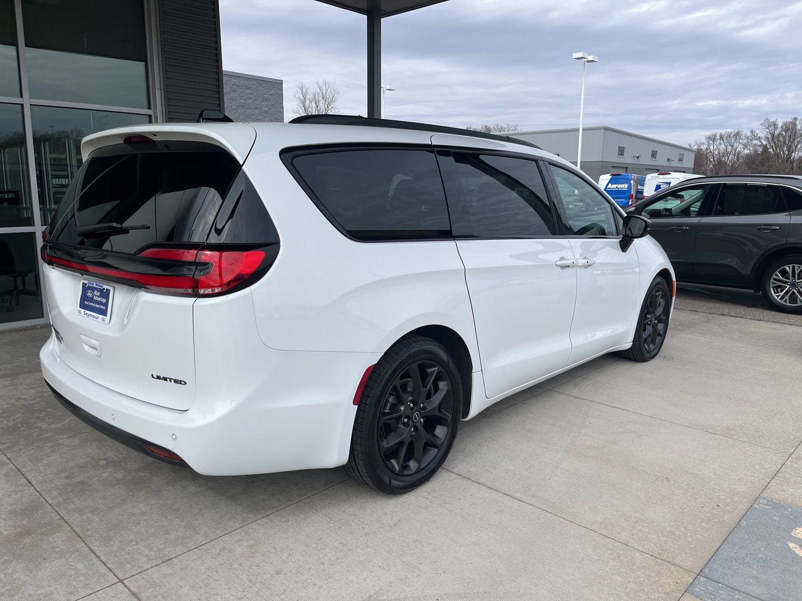 Used 2025 Chrysler Pacifica Limited image 4