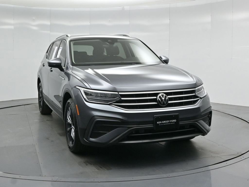 Used 2023 Volkswagen Tiguan SE w/ Panoramic Sunroof Package image 6