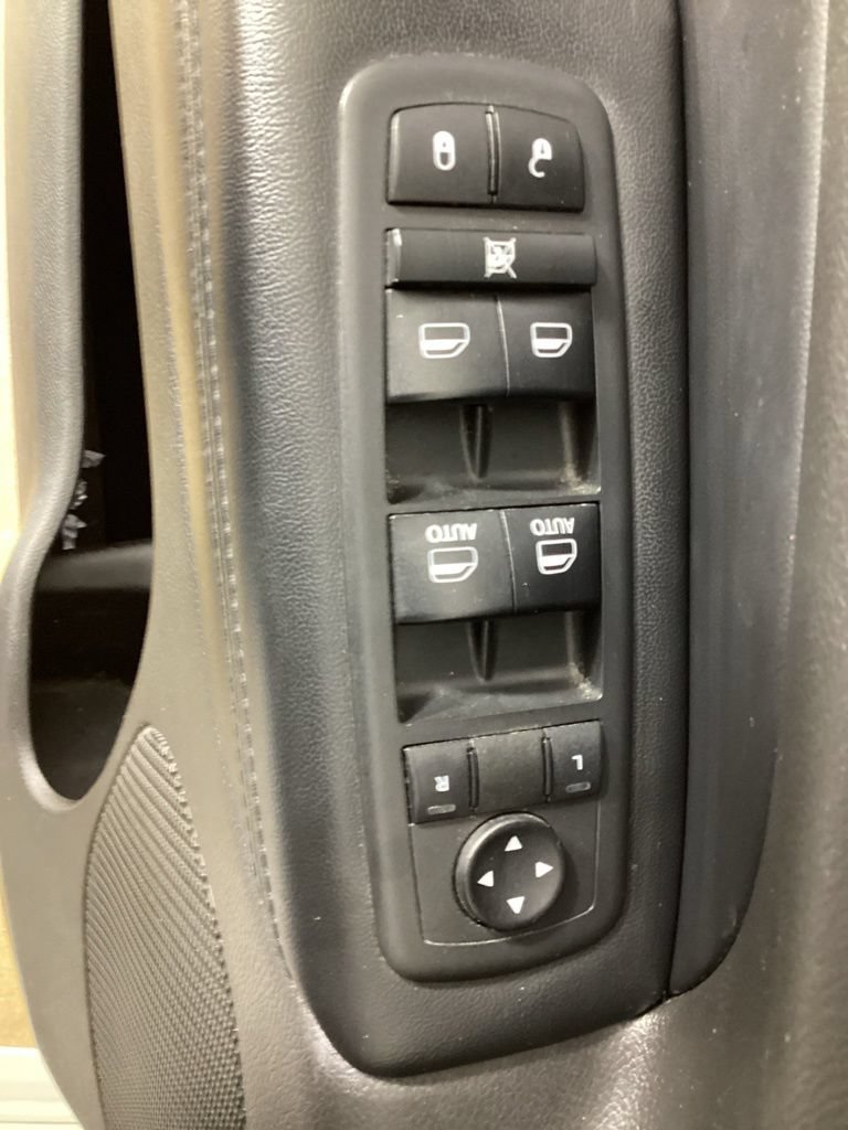Used 2018 Jeep Grand Cherokee Altitude AWD/4WD image 17