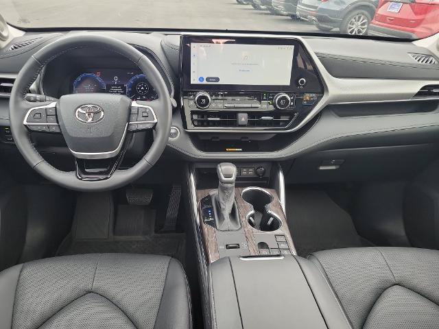 Used 2025 Toyota Highlander Platinum AWD/4WD image 28
