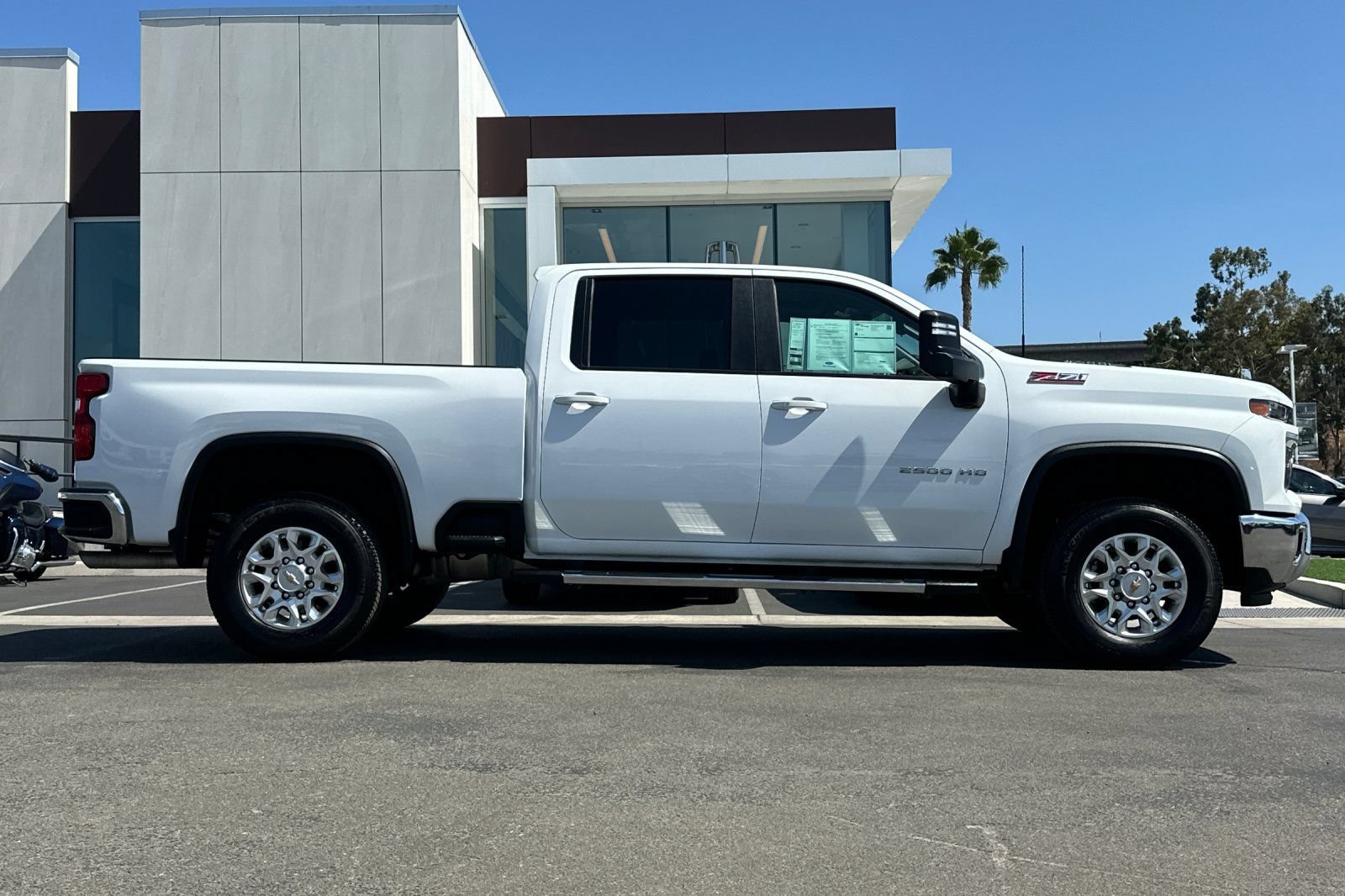 Used 2025 Chevrolet Silverado 2500 LT AWD/4WD image 2