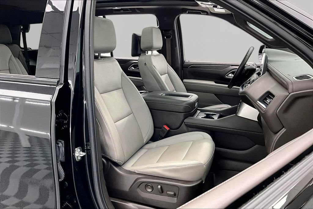 Used 2024 Chevrolet Tahoe Z71 w/ Luxury Package AWD/4WD image 7