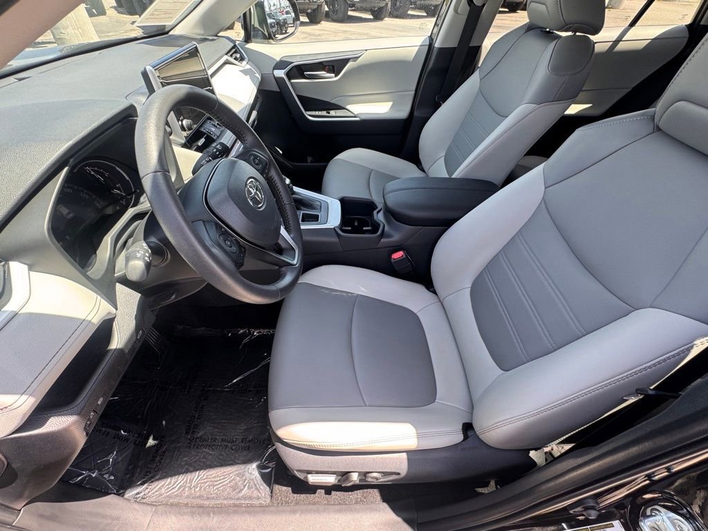 Used 2025 Toyota RAV4 XLE Premium AWD/4WD image 17