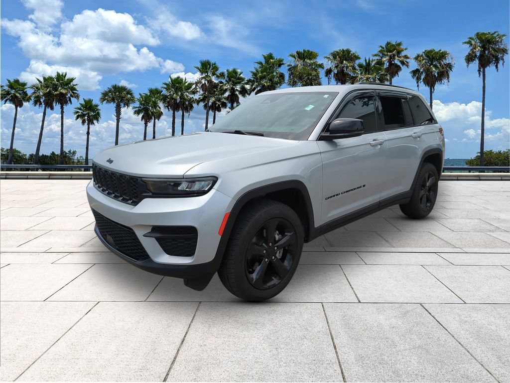 Used 2023 Jeep Grand Cherokee Altitude AWD/4WD image 3