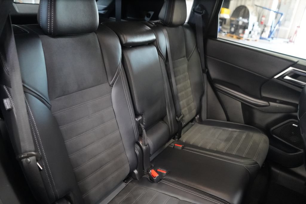 Used 2025 Mitsubishi Outlander SE FWD image 24