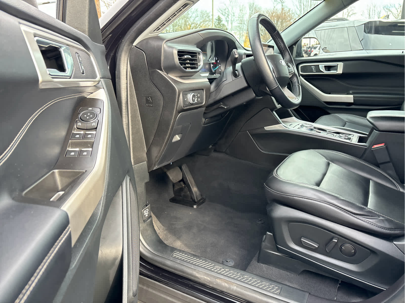 Certified 2022 Ford Explorer XLT w/ Equipment Group 202A image 12