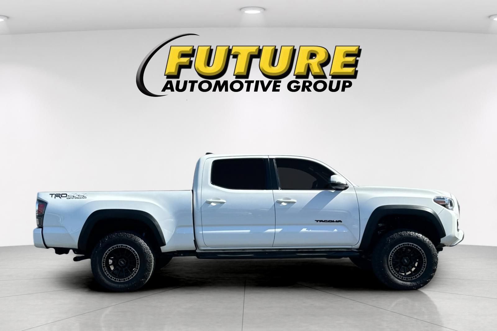 Used 2021 Toyota Tacoma TRD Off-Road w/ TRD Premium Off Road Package AWD/4WD image 2
