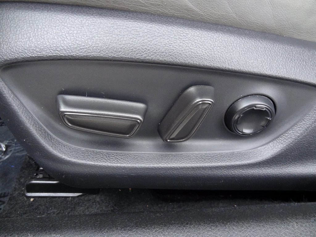 Used 2019 Toyota Avalon Limited image 12