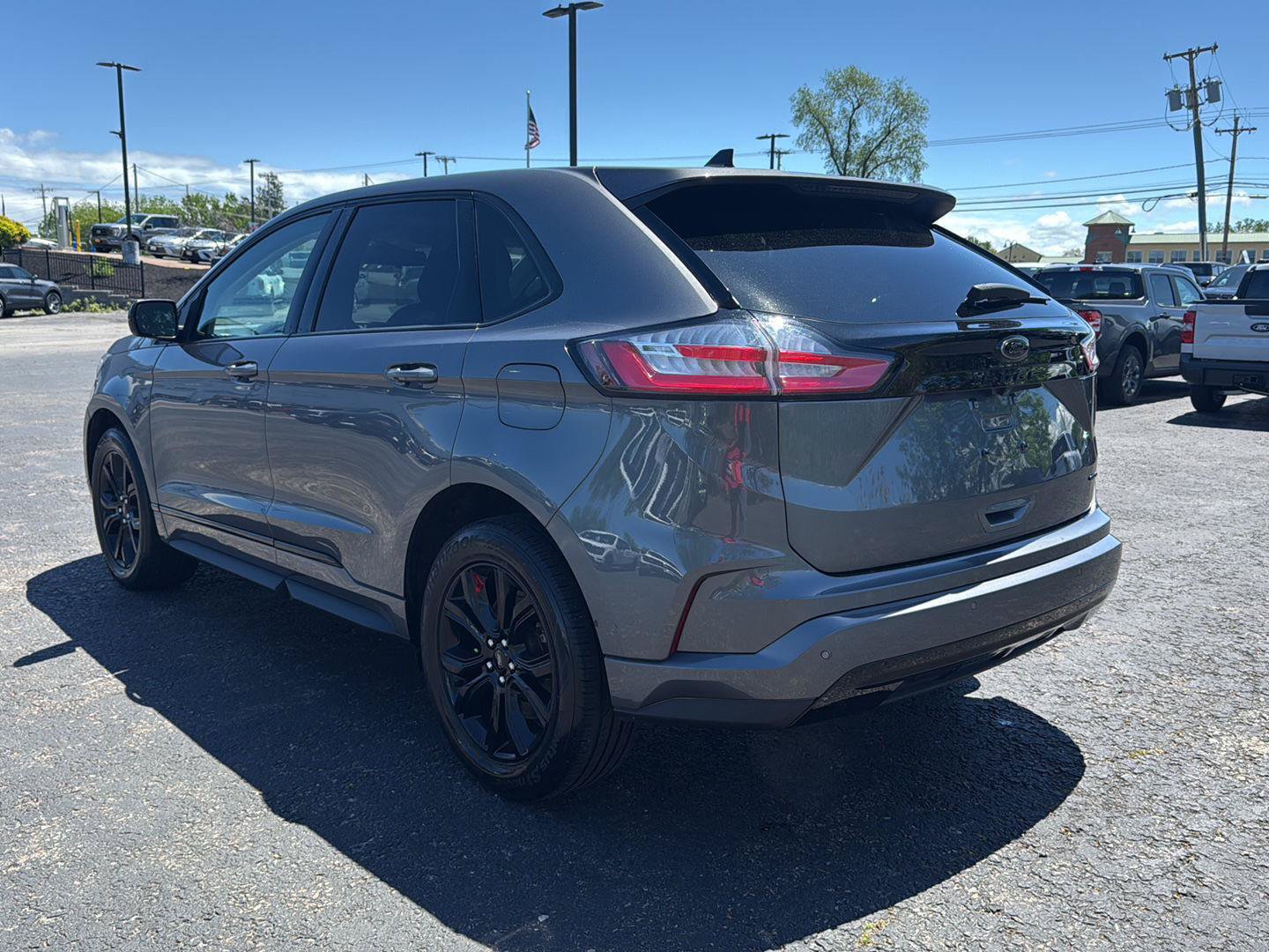 Certified 2024 Ford Edge SE w/ Black Appearance Package AWD/4WD image 3