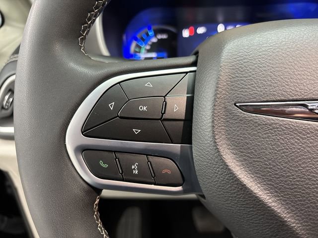 Used 2023 Chrysler Pacifica Touring-L image 17