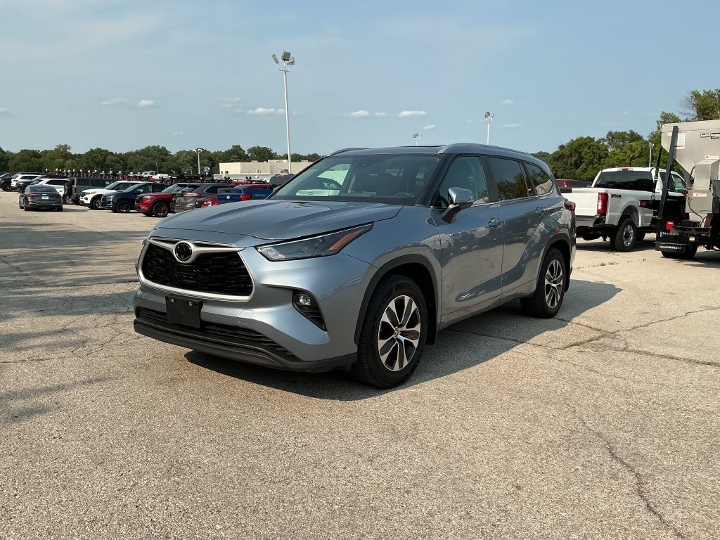 Used 2023 Toyota Highlander XLE FWD image 1