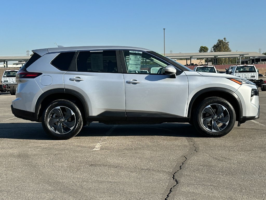 Used 2025 Nissan Rogue SV AWD/4WD image 2