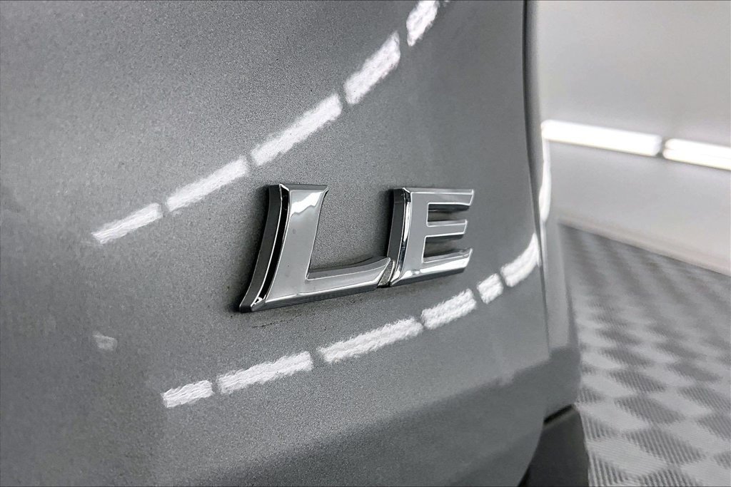 Used 2025 Toyota Sienna LE FWD image 8