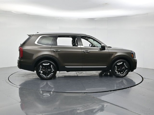 Used 2025 Kia Telluride S FWD image 2