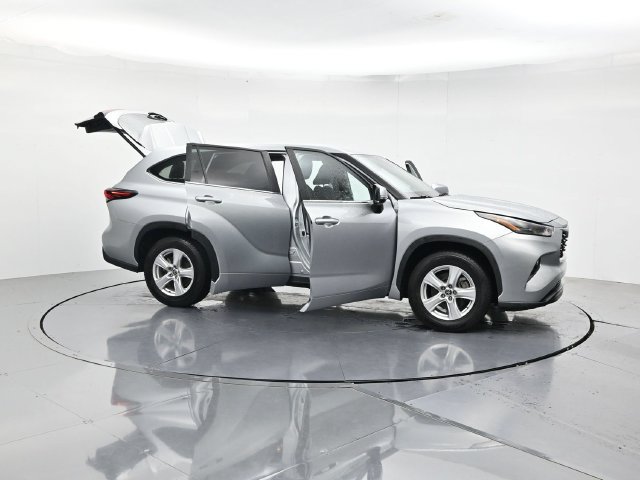 Used 2025 Toyota Highlander LE FWD image 48