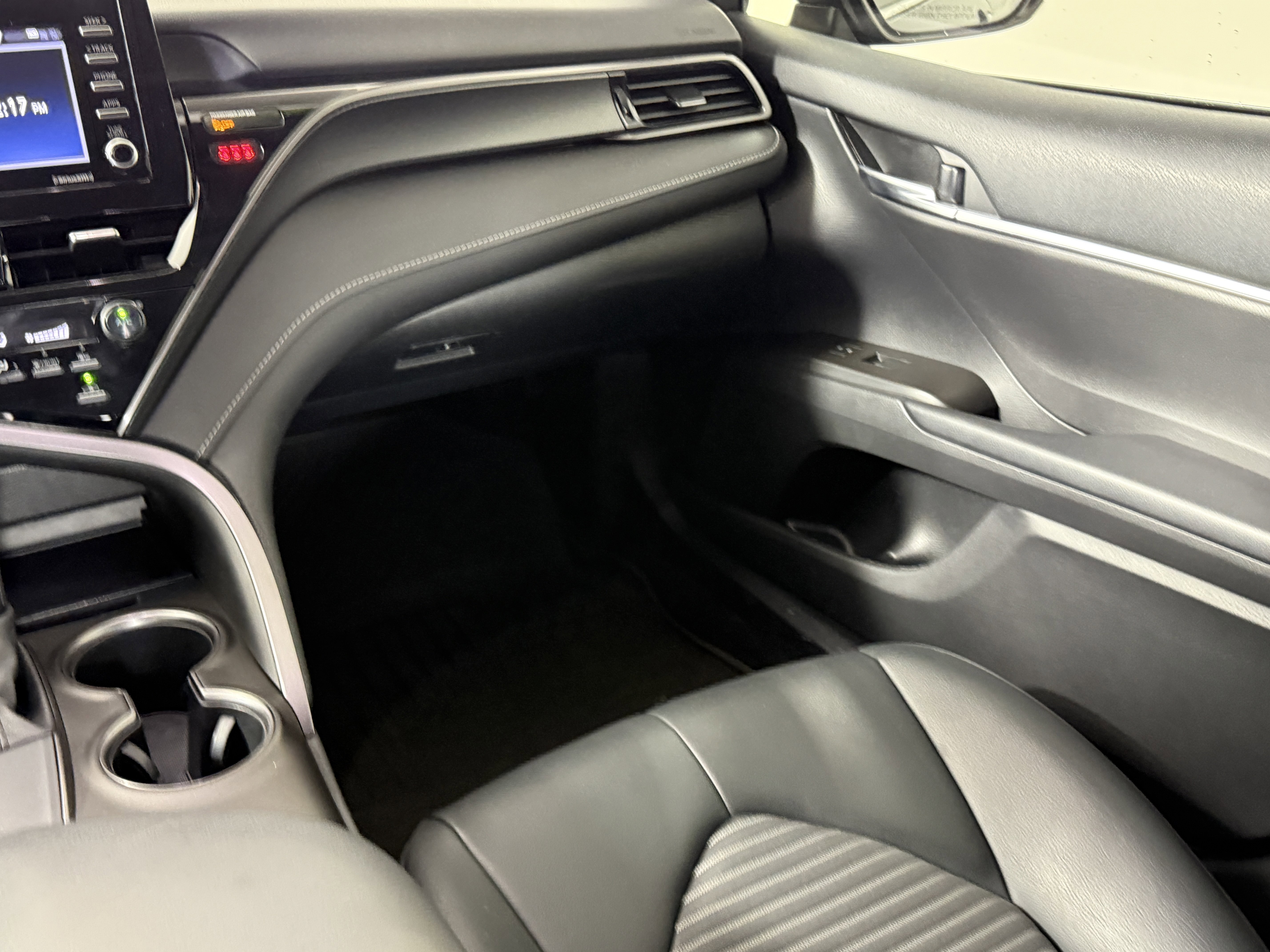 Used 2021 Toyota Camry SE w/ Convenience Package image 13