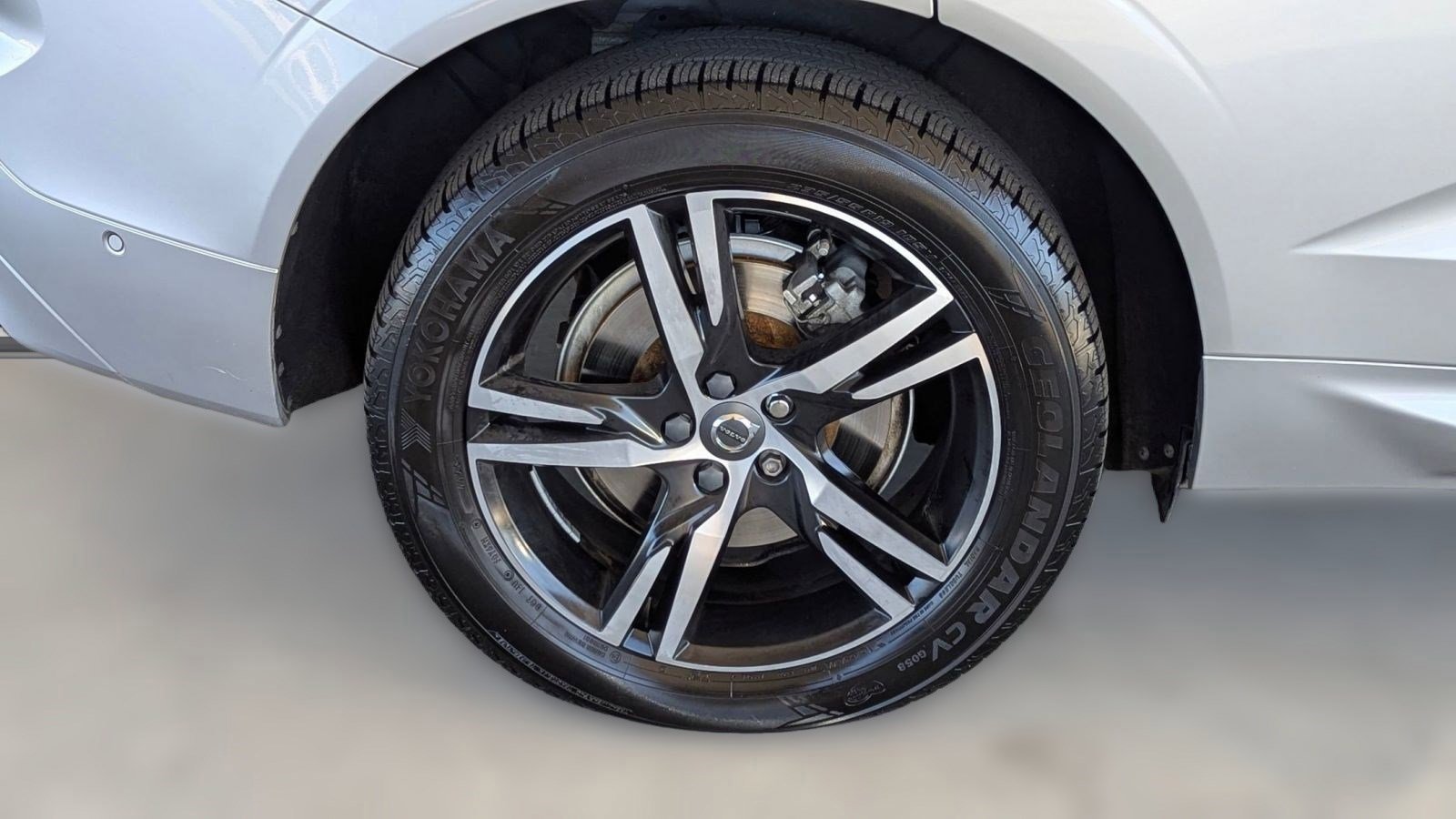 Used 2018 Volvo XC60 T6 R-Design w/ Convenience Package image 12