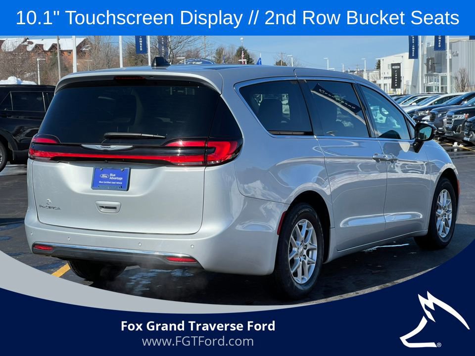 Used 2024 Chrysler Pacifica Touring-L image 2