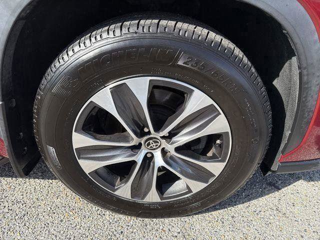 Used 2021 Toyota Highlander XLE image 18