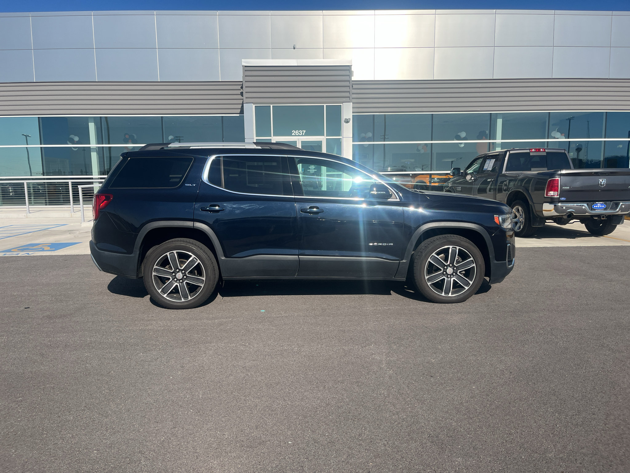 Used 2021 GMC Acadia SLT w/ Technology Package AWD/4WD image 4
