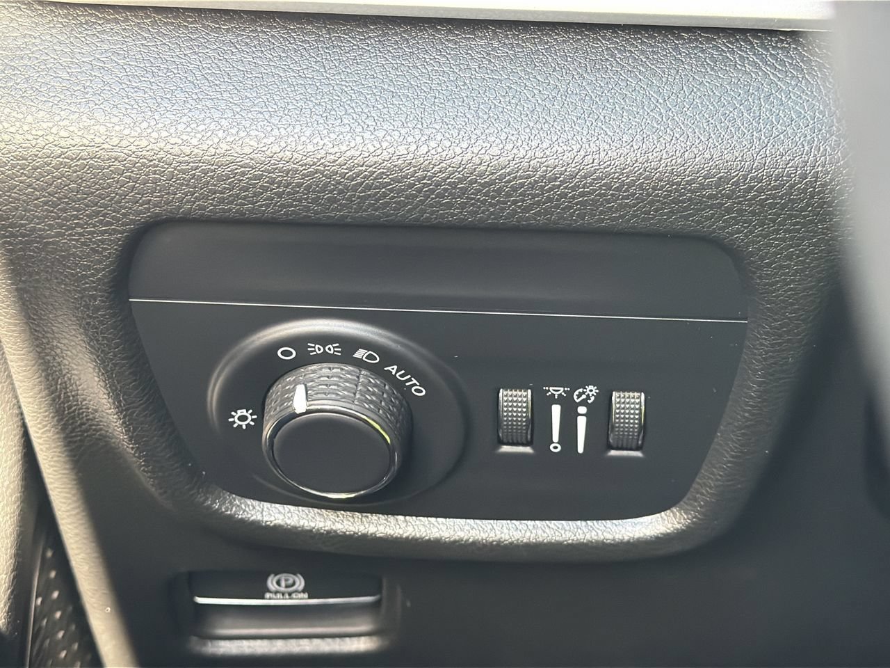 Used 2023 Jeep Grand Cherokee Laredo w/ Luxury Tech Group I RWD image 26