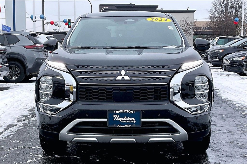 Used 2024 Mitsubishi Outlander SE image 2