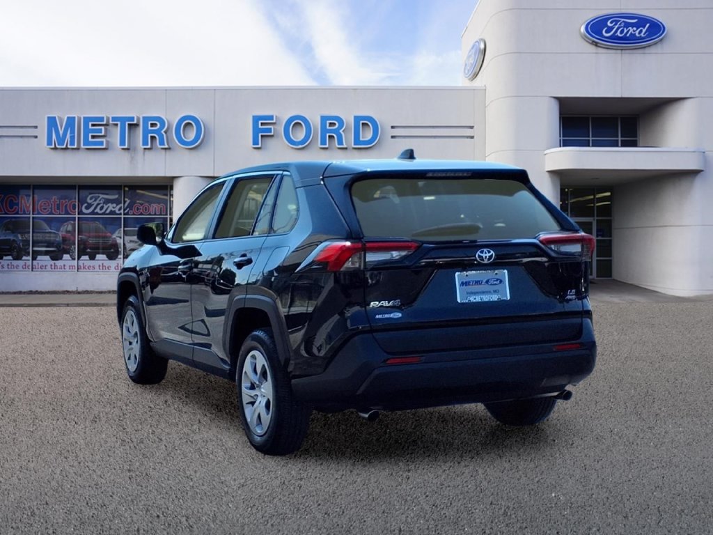 Used 2025 Toyota RAV4 LE AWD/4WD image 5