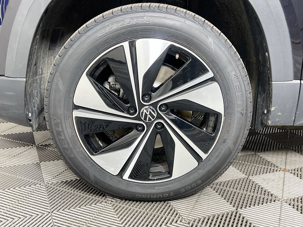 Used 2024 Volkswagen Taos SE w/ Panoramic Sunroof Package AWD/4WD image 37