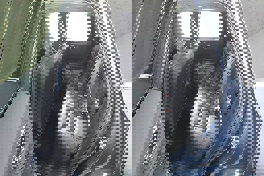 Used 2023 Volvo XC60 B5 Core image 24