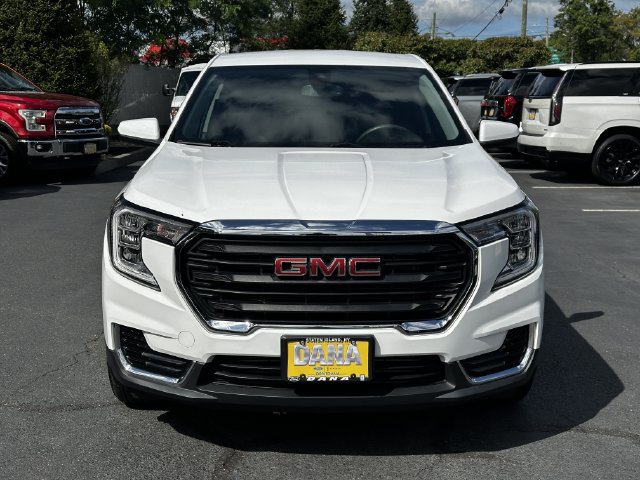 Used 2024 GMC Terrain SLE FWD image 2