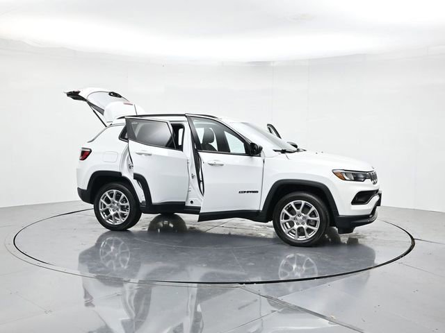 Used 2023 Jeep Compass Latitude AWD/4WD image 50