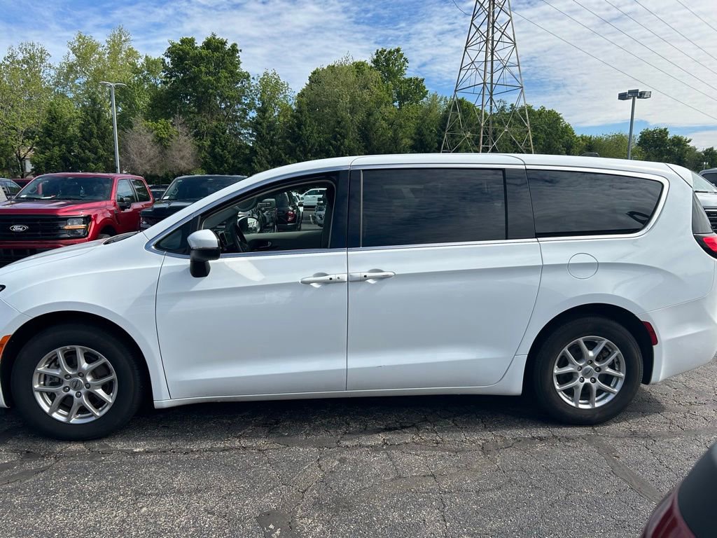 Used 2023 Chrysler Pacifica Touring-L FWD image 5