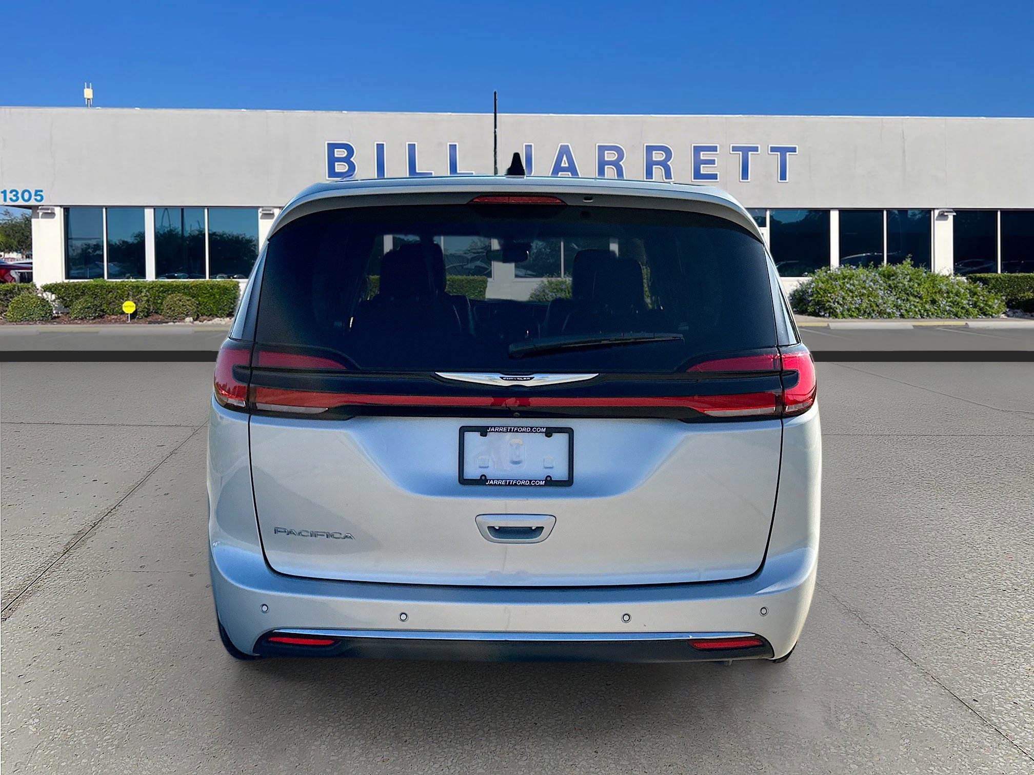 Used 2024 Chrysler Pacifica Touring-L image 4