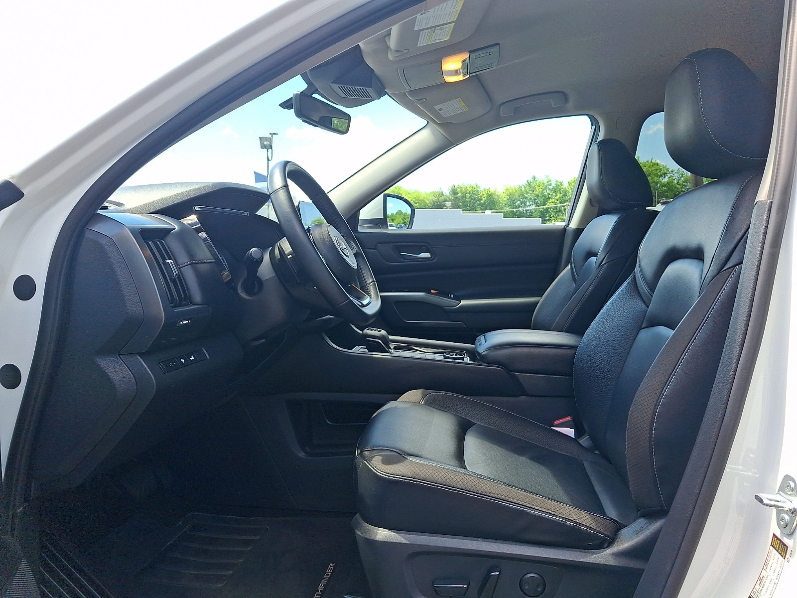 Used 2023 Nissan Pathfinder SL AWD/4WD image 14