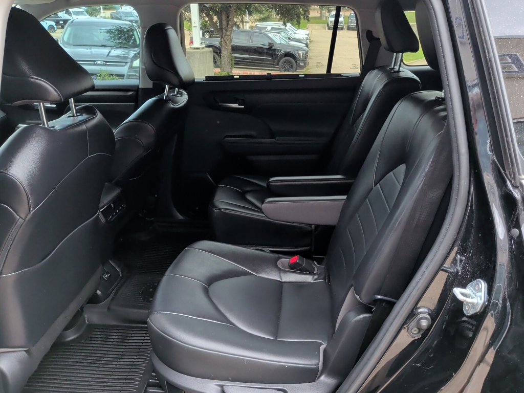 Used 2022 Toyota Highlander XLE FWD image 13