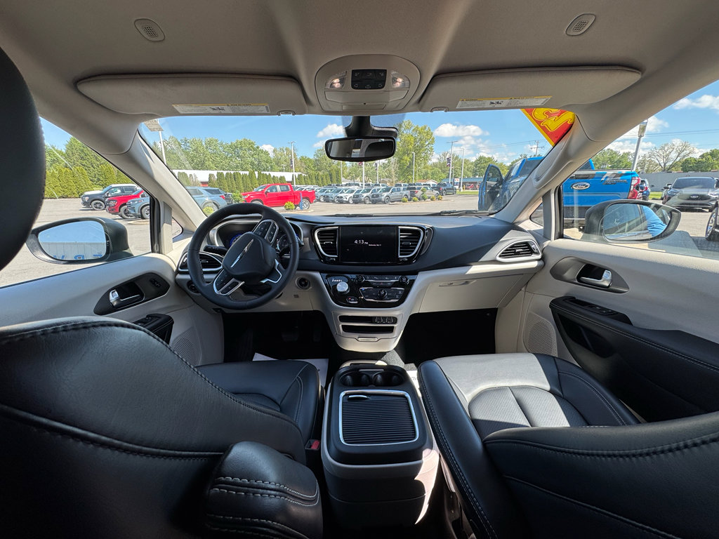 Used 2023 Chrysler Pacifica Touring-L FWD image 17