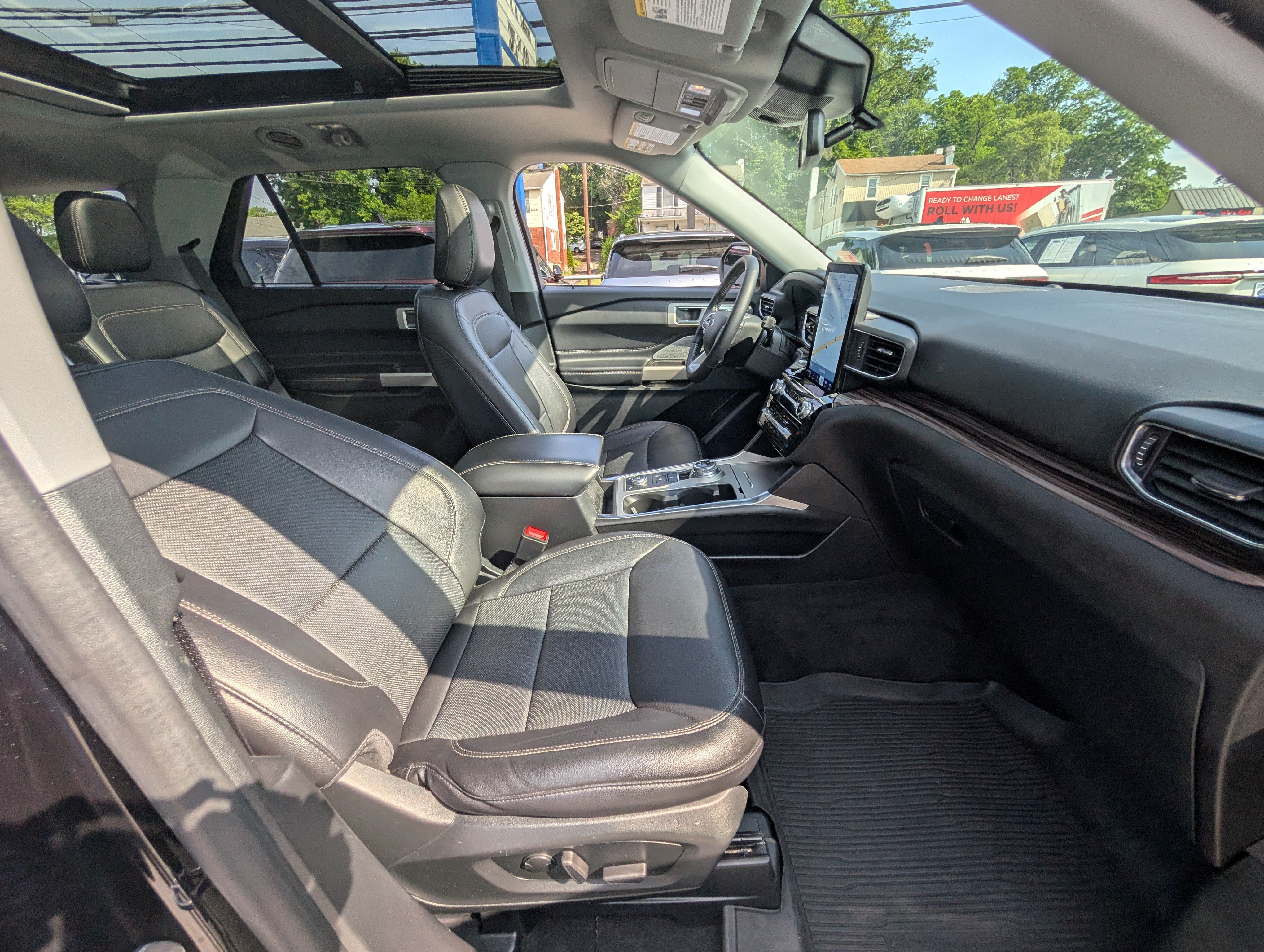 Certified 2022 Ford Explorer Limited w/ Limited Technology Package AWD/4WD image 12